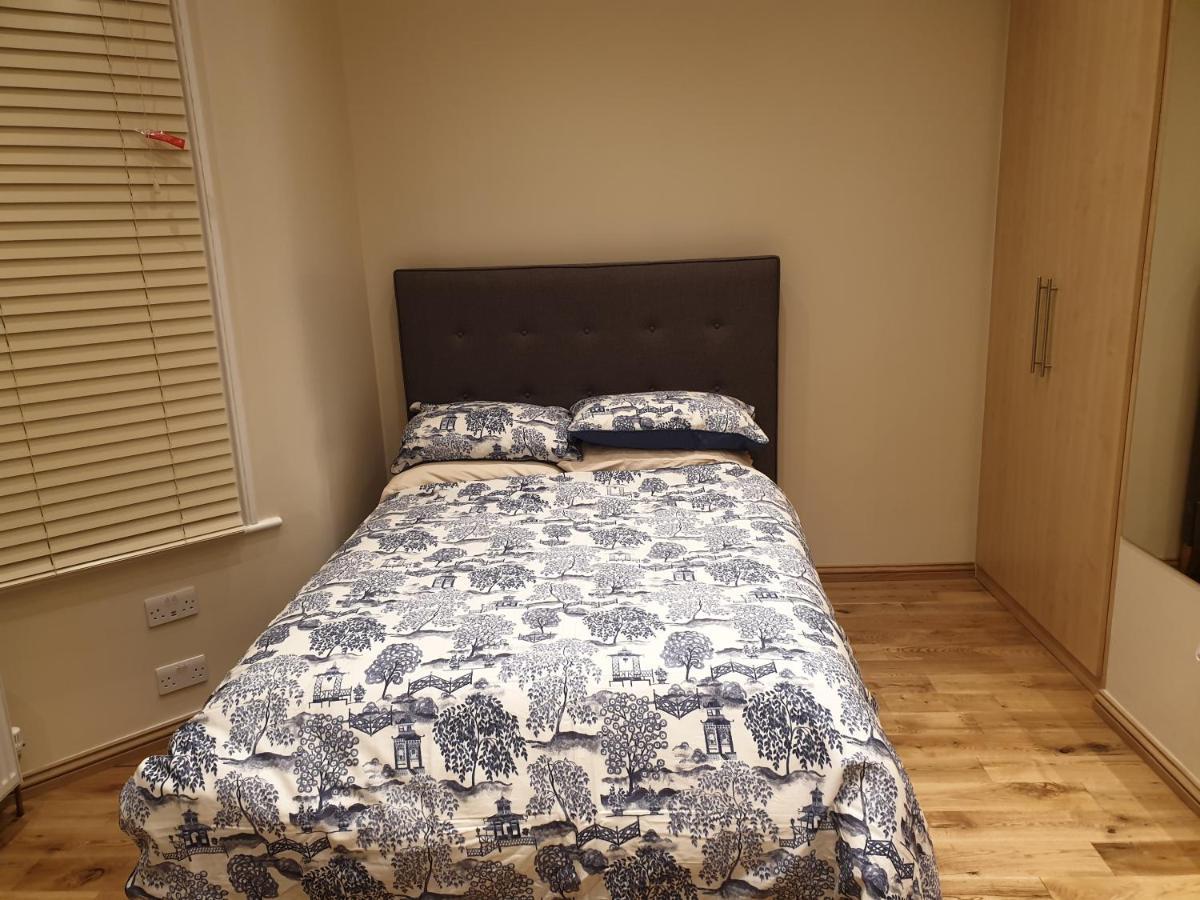 London Luxury Apartments 3 Bedroom Sleeps 8 With 3 Bathrooms 4 Mins Walk To Tube Free Parking Илфорд Экстерьер фото