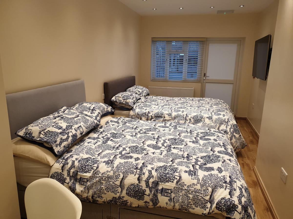 London Luxury Apartments 3 Bedroom Sleeps 8 With 3 Bathrooms 4 Mins Walk To Tube Free Parking Илфорд Экстерьер фото