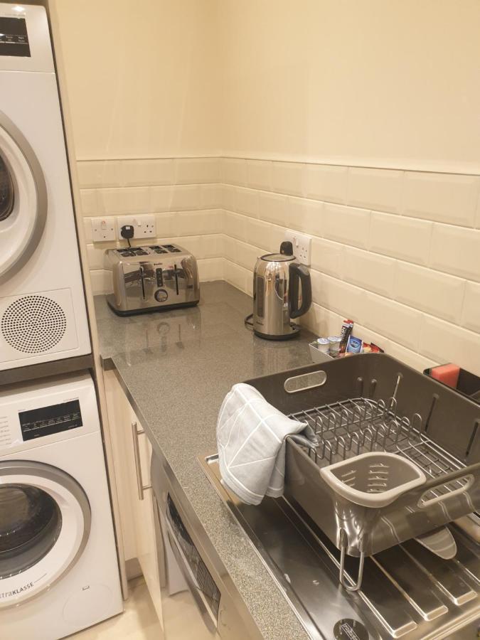 London Luxury Apartments 3 Bedroom Sleeps 8 With 3 Bathrooms 4 Mins Walk To Tube Free Parking Илфорд Экстерьер фото