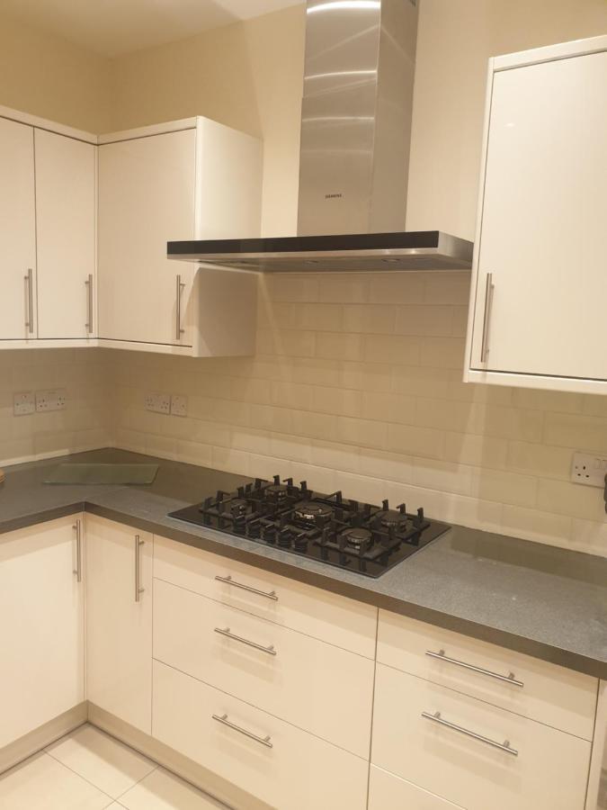 London Luxury Apartments 3 Bedroom Sleeps 8 With 3 Bathrooms 4 Mins Walk To Tube Free Parking Илфорд Экстерьер фото