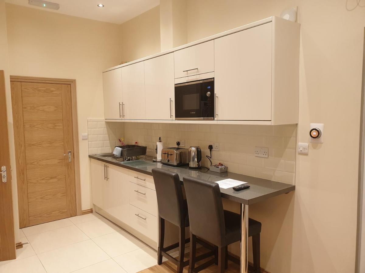 London Luxury Apartments 3 Bedroom Sleeps 8 With 3 Bathrooms 4 Mins Walk To Tube Free Parking Илфорд Экстерьер фото