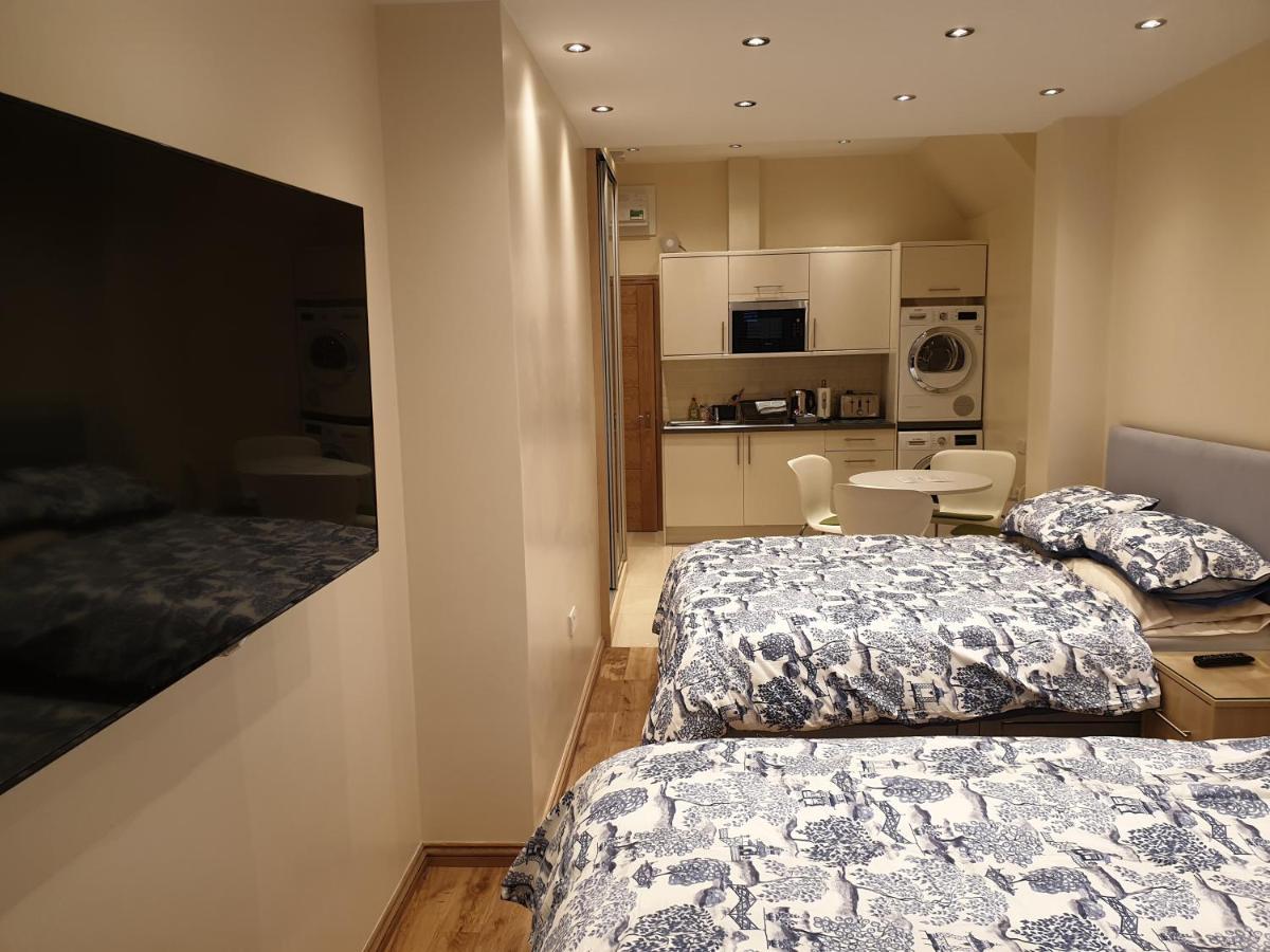 London Luxury Apartments 3 Bedroom Sleeps 8 With 3 Bathrooms 4 Mins Walk To Tube Free Parking Илфорд Экстерьер фото