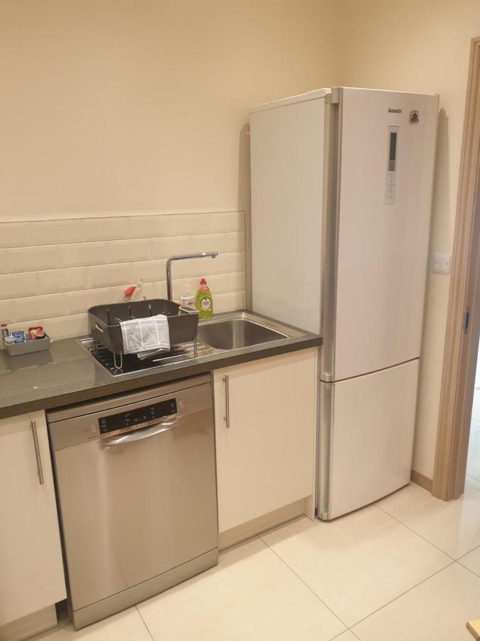 London Luxury Apartments 3 Bedroom Sleeps 8 With 3 Bathrooms 4 Mins Walk To Tube Free Parking Илфорд Экстерьер фото