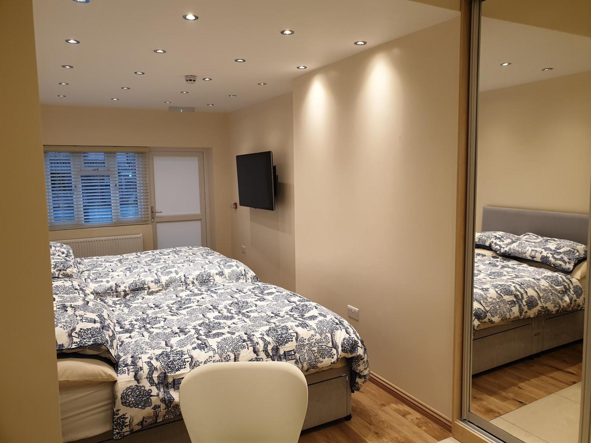 London Luxury Apartments 3 Bedroom Sleeps 8 With 3 Bathrooms 4 Mins Walk To Tube Free Parking Илфорд Экстерьер фото