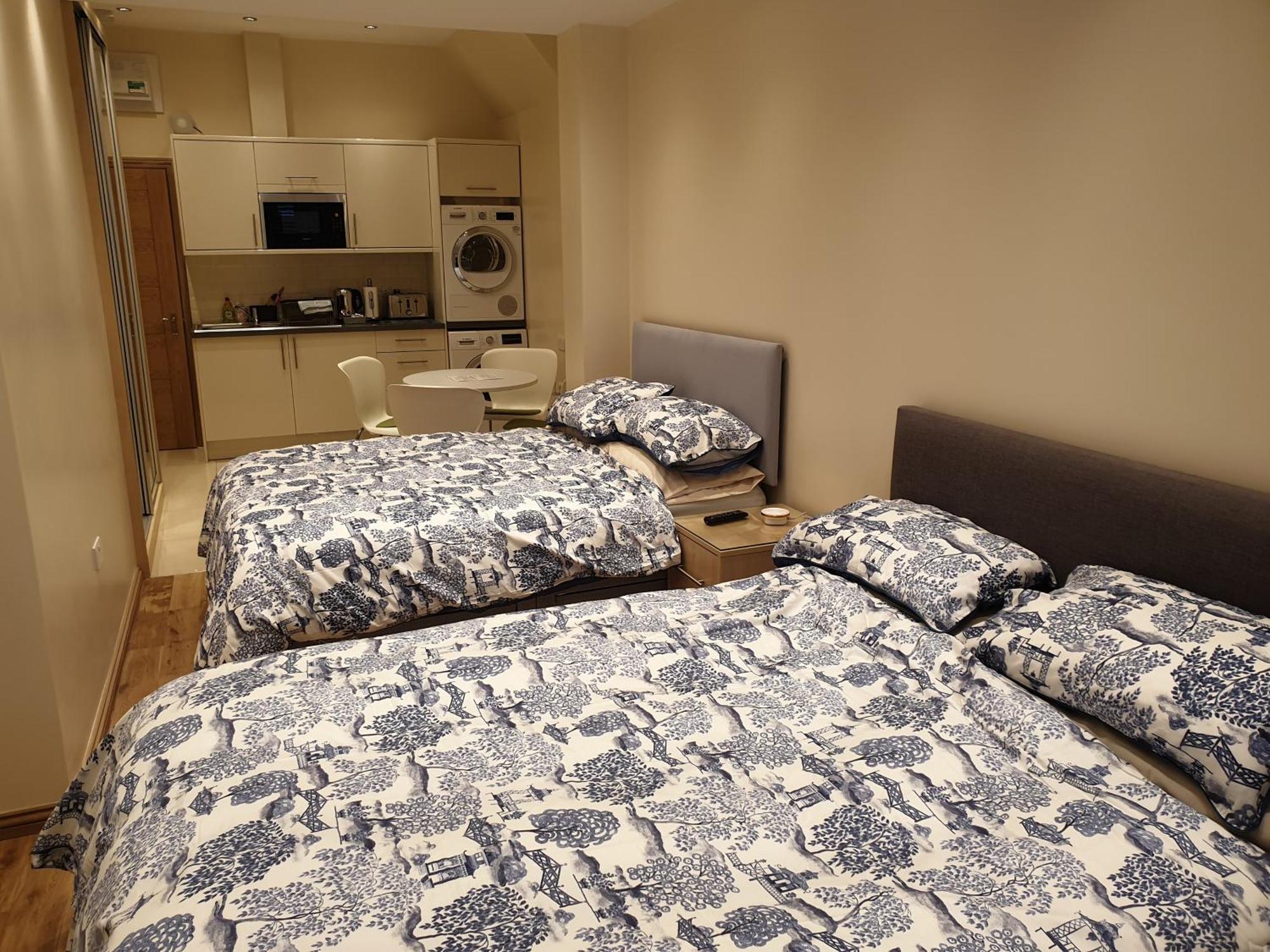London Luxury Apartments 3 Bedroom Sleeps 8 With 3 Bathrooms 4 Mins Walk To Tube Free Parking Илфорд Экстерьер фото